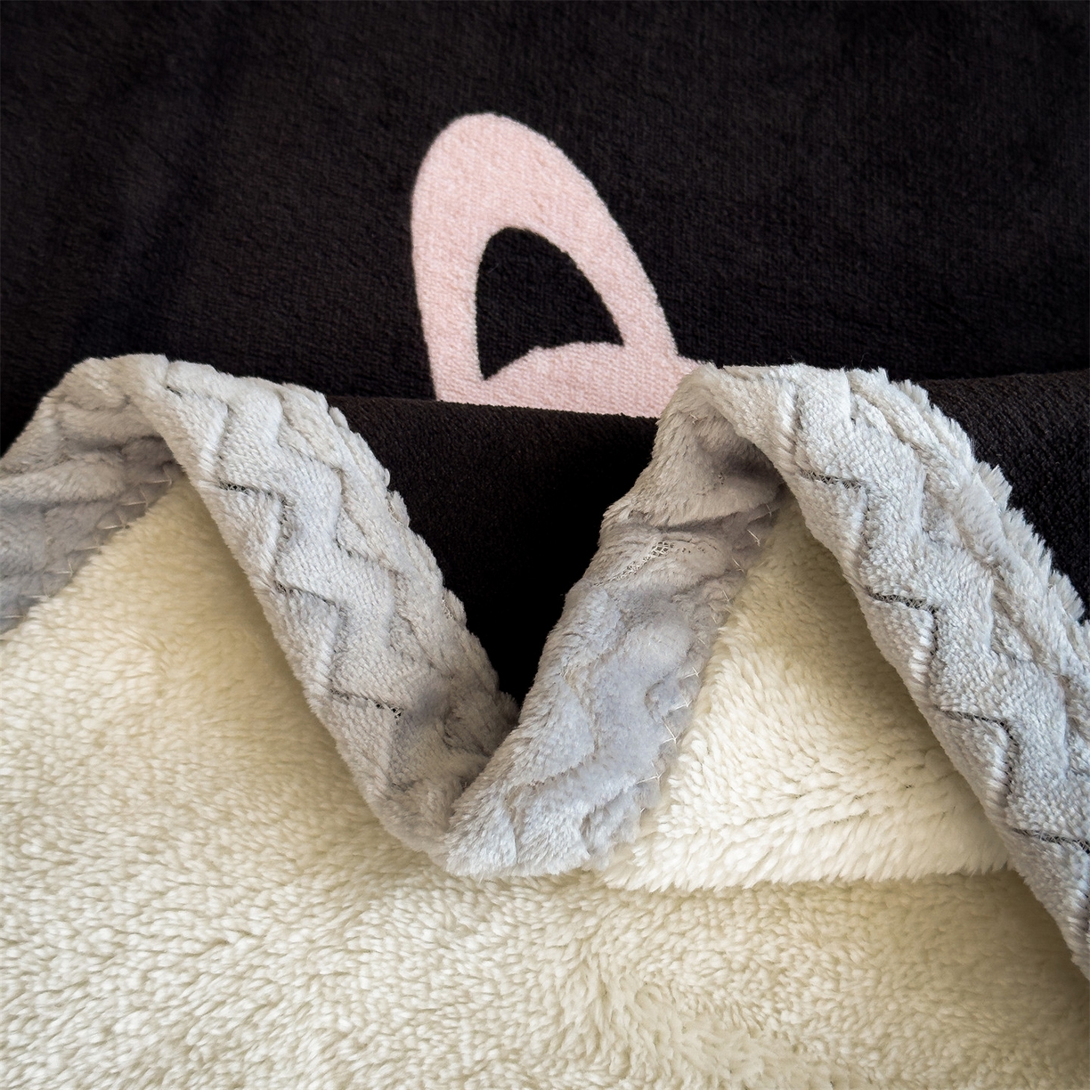 91家纺网 家纺一手货源 找家纺 布凡家居 2026新款中古无印风230克牛奶绒复合毛毯毯子 星梦粉境