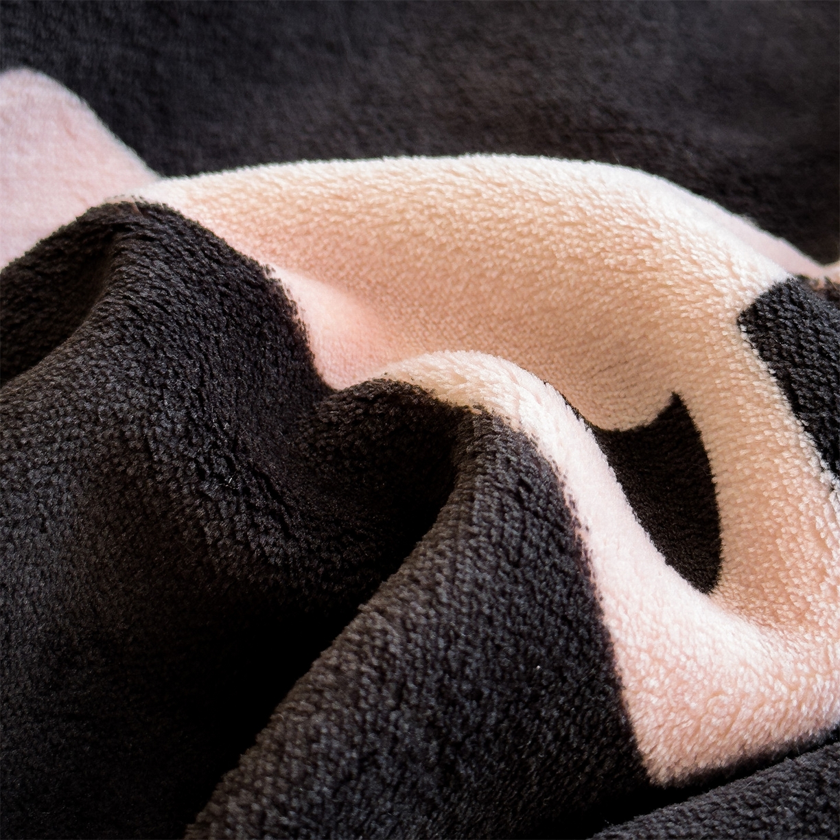 91家纺网 家纺一手货源 找家纺 布凡家居 2026新款中古无印风230克牛奶绒复合毛毯毯子 星梦粉境