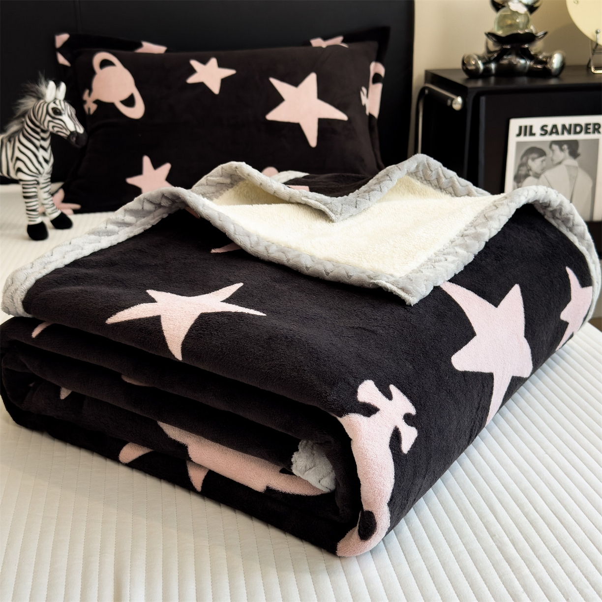 91家纺网 家纺一手货源 找家纺 布凡家居 2026新款中古无印风230克牛奶绒复合毛毯毯子 星梦粉境