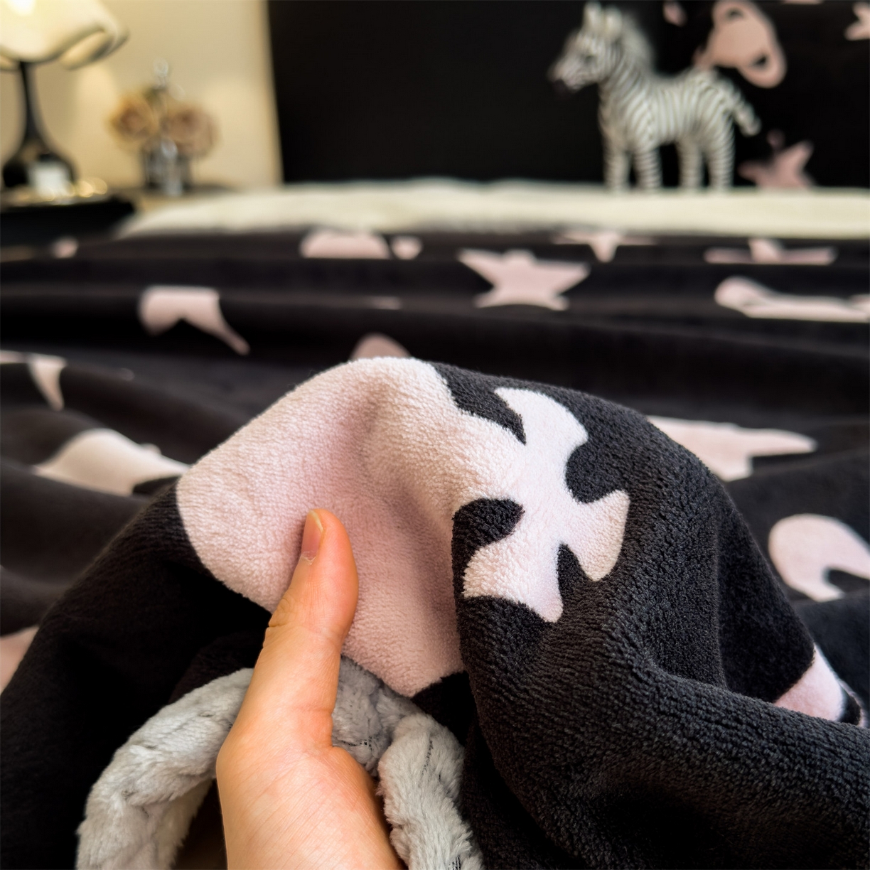 91家纺网 家纺一手货源 找家纺 布凡家居 2026新款中古无印风230克牛奶绒复合毛毯毯子 星梦粉境