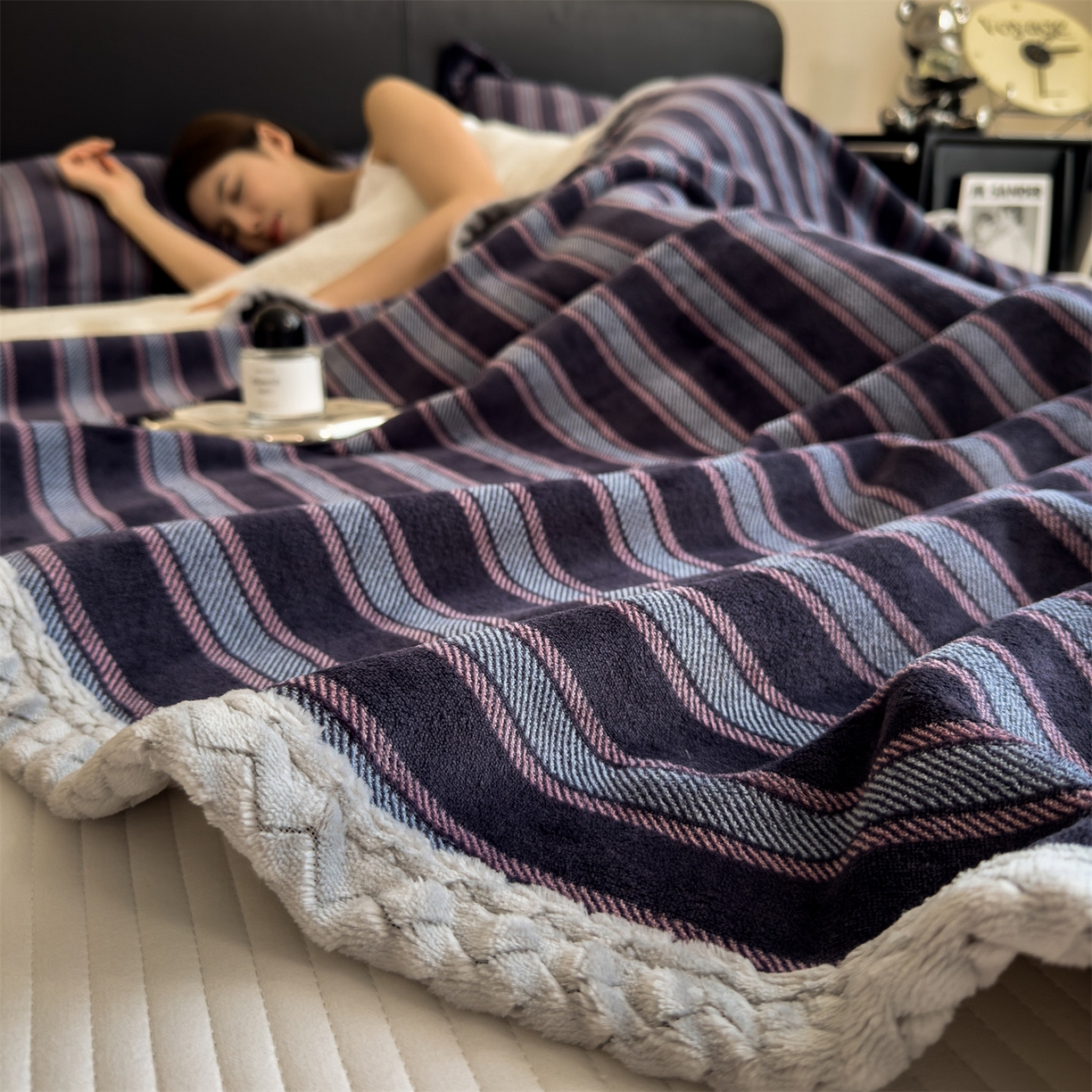 91家纺网 家纺一手货源 找家纺 布凡家居 2026新款中古无印风230克牛奶绒复合毛毯毯子 紫韵条纹