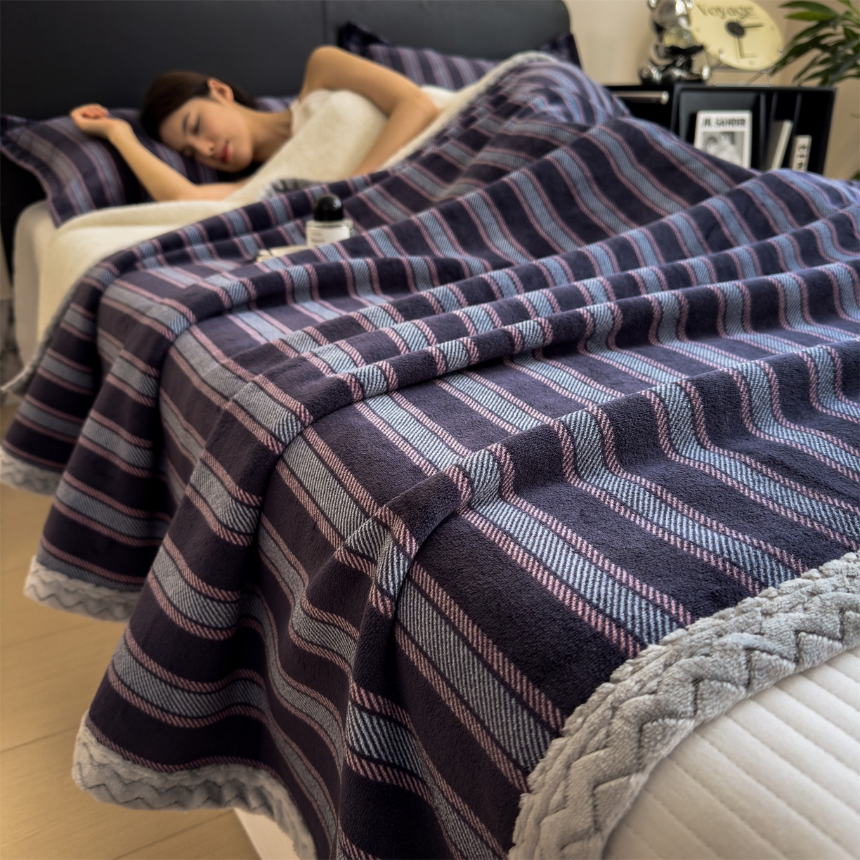 91家纺网 家纺一手货源 找家纺 布凡家居 2026新款中古无印风230克牛奶绒复合毛毯毯子 紫韵条纹