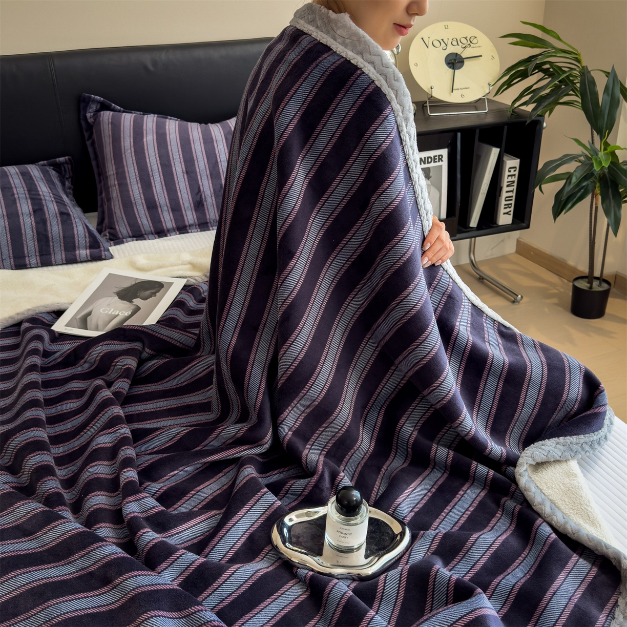 91家纺网 家纺一手货源 找家纺 布凡家居 2026新款中古无印风230克牛奶绒复合毛毯毯子 紫韵条纹