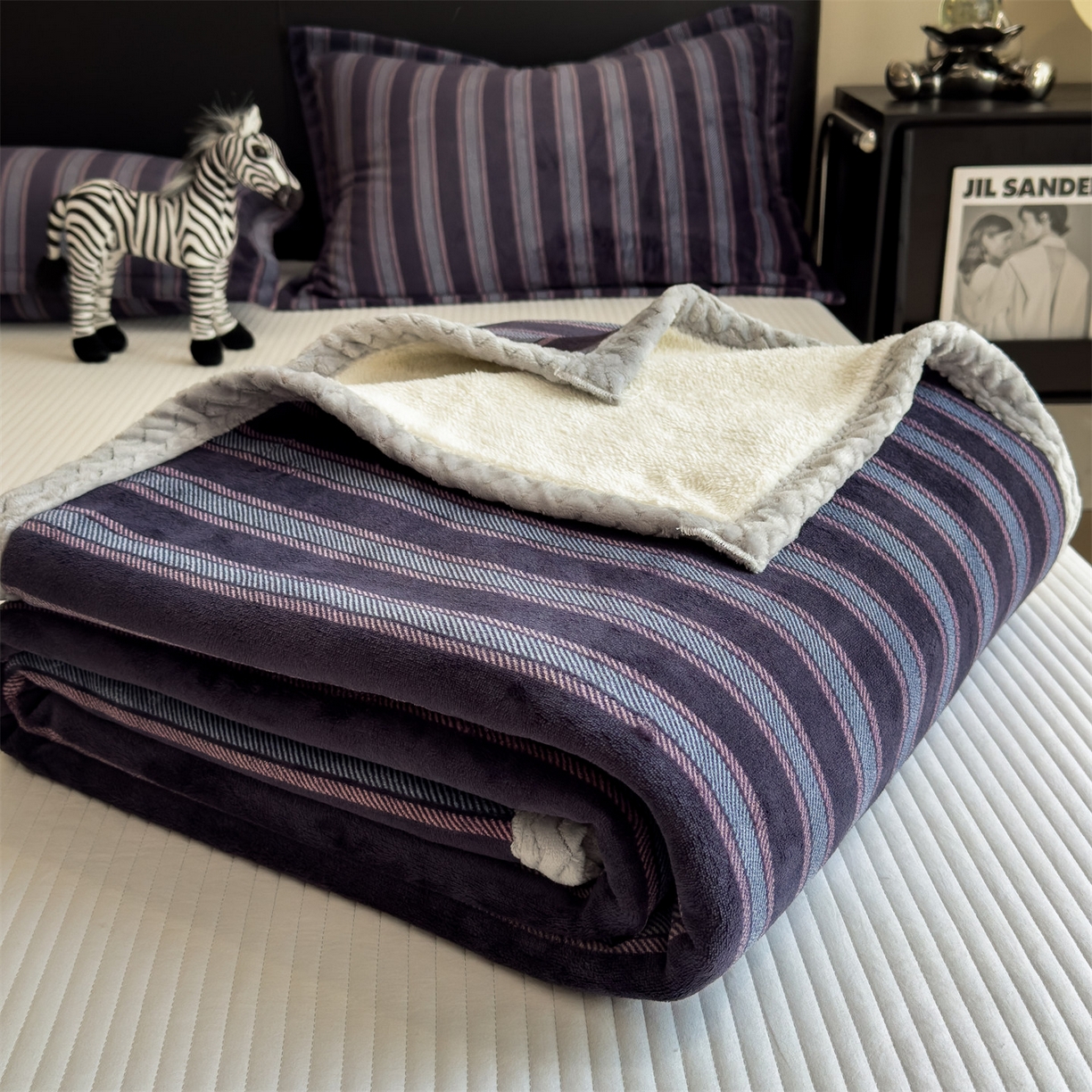 91家纺网 家纺一手货源 找家纺 布凡家居 2026新款中古无印风230克牛奶绒复合毛毯毯子 紫韵条纹