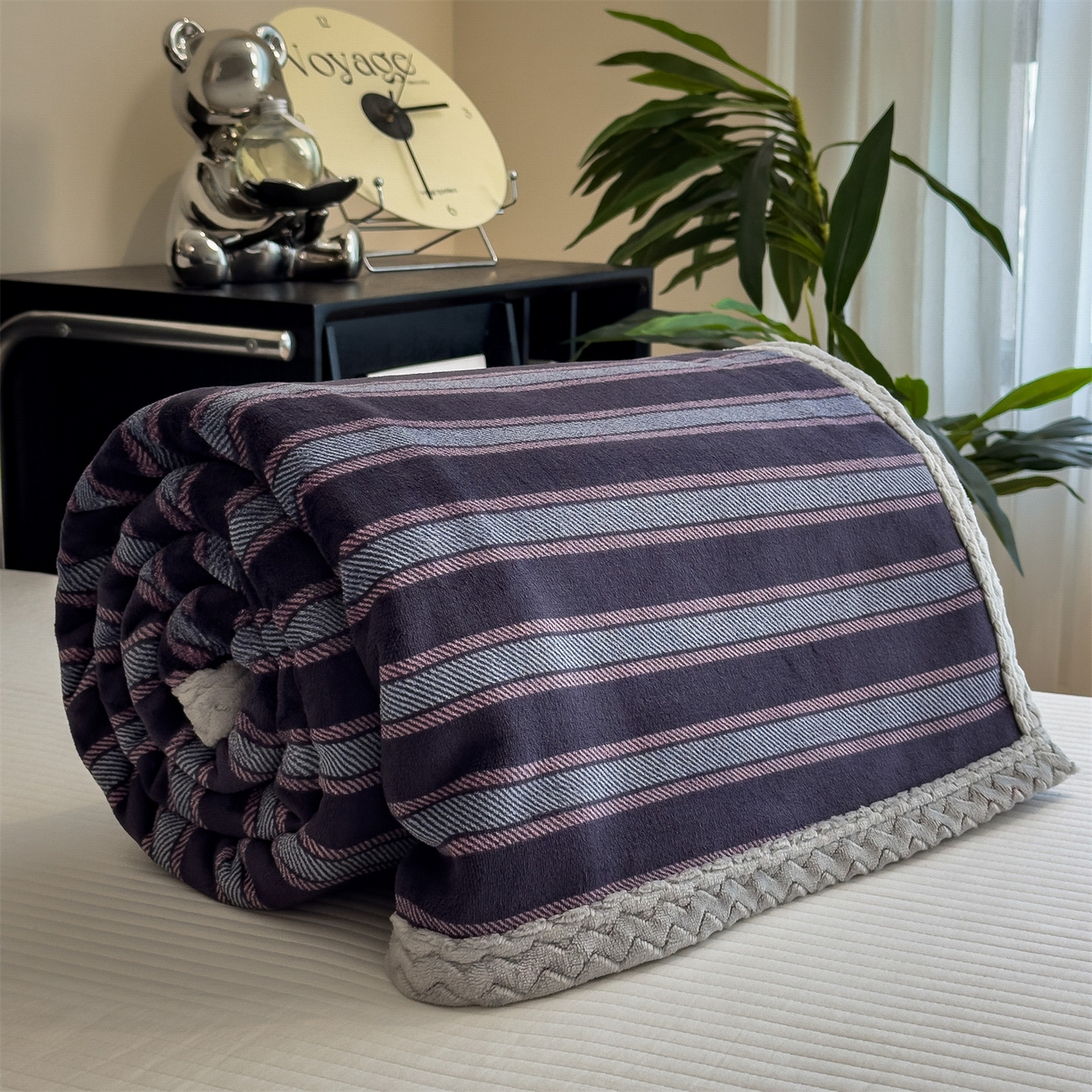91家纺网 家纺一手货源 找家纺 布凡家居 2026新款中古无印风230克牛奶绒复合毛毯毯子 紫韵条纹