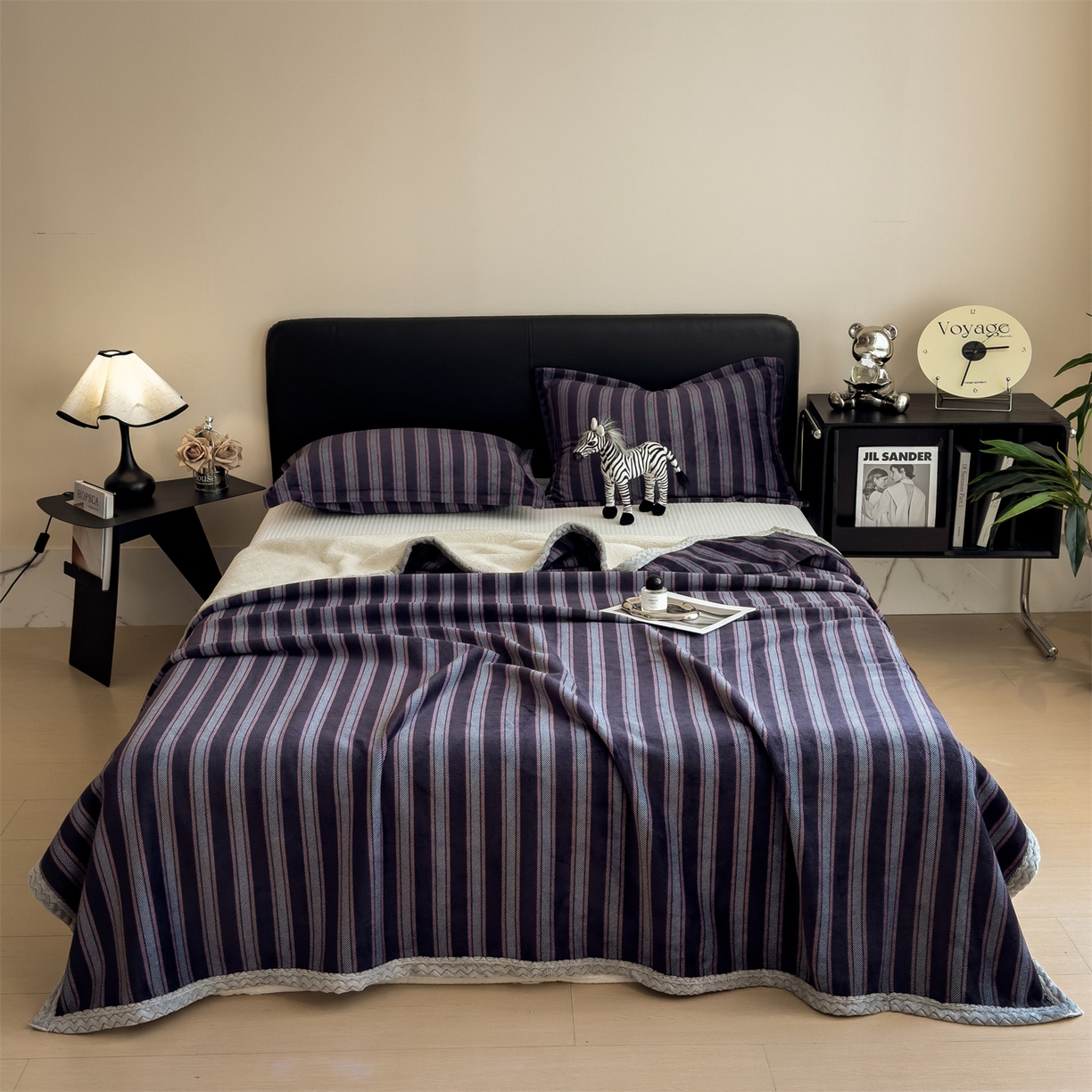 91家纺网 家纺一手货源 找家纺 布凡家居 2026新款中古无印风230克牛奶绒复合毛毯毯子 紫韵条纹