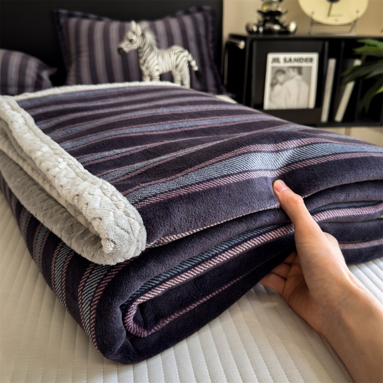 91家纺网 家纺一手货源 找家纺 布凡家居 2026新款中古无印风230克牛奶绒复合毛毯毯子 紫韵条纹