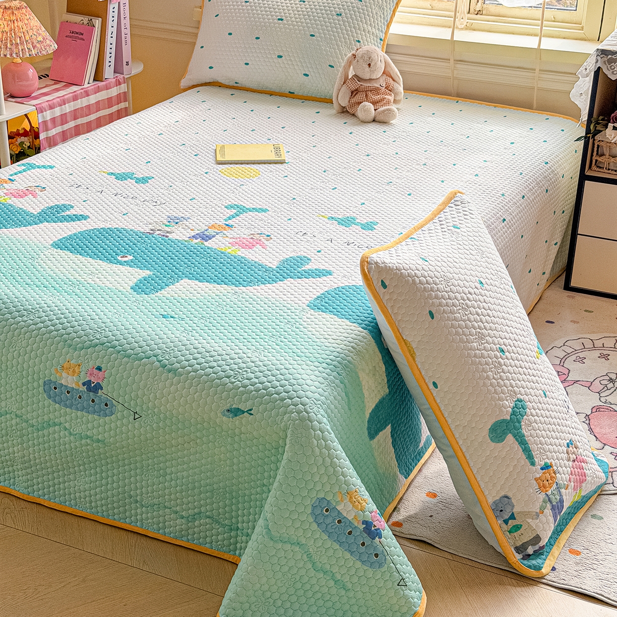 91家纺网 家纺一手货源 找家纺 丫丫家纺 2026新款金豆豆床盖A类针织棉印花大版卡通床盖三四件套 小虎鲸