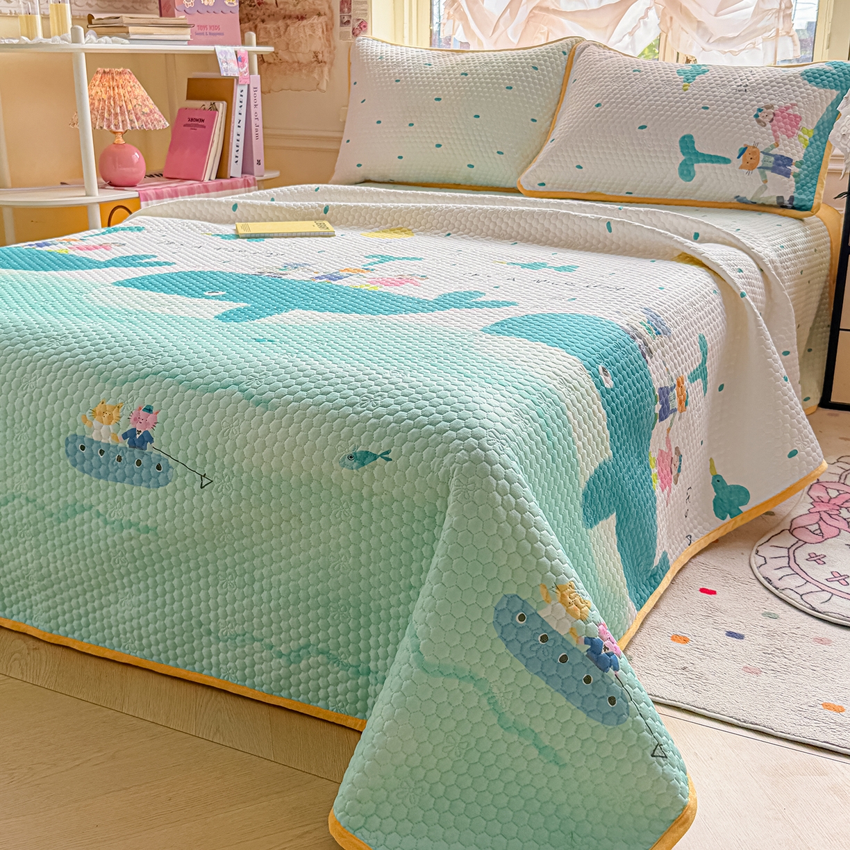 91家纺网 家纺一手货源 找家纺 丫丫家纺 2026新款金豆豆床盖A类针织棉印花大版卡通床盖三四件套 小虎鲸