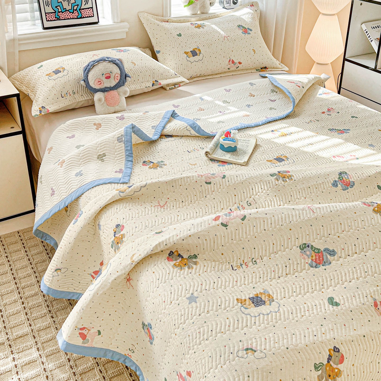 91家纺网 家纺一手货源 找家纺 梦精灵家纺 2026新款纯棉床盖单件全棉绗缝夹棉床单 四季通用榻榻米防滑学生宿舍单人被套枕套 彩虹木马