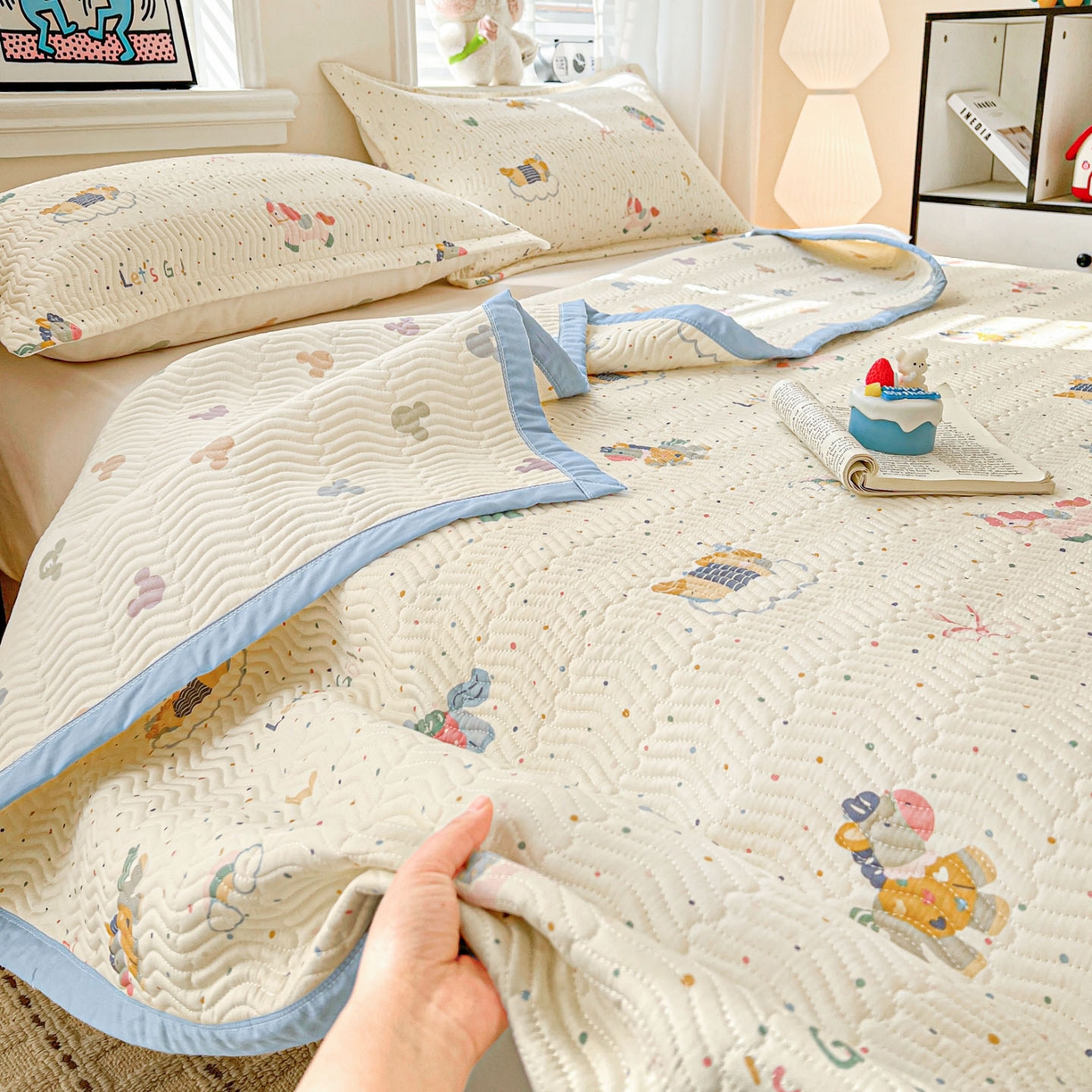 91家纺网 家纺一手货源 找家纺 梦精灵家纺 2026新款纯棉床盖单件全棉绗缝夹棉床单 四季通用榻榻米防滑学生宿舍单人被套枕套 彩虹木马