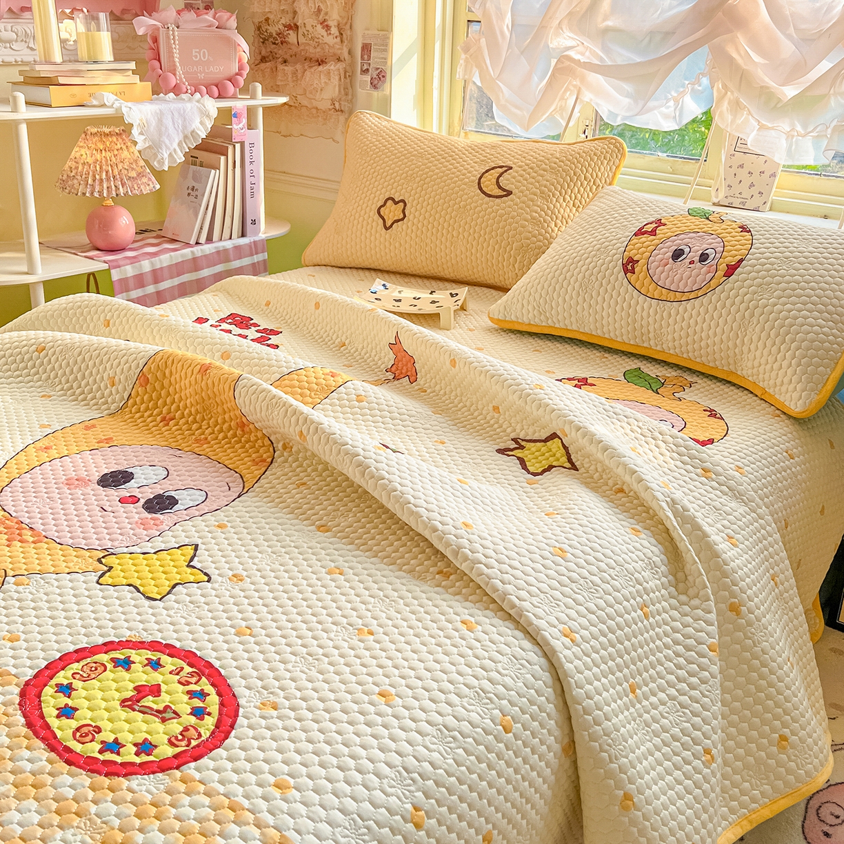 91家纺网 家纺一手货源 找家纺 丫丫家纺 2026新款金豆豆床盖A类针织棉印花大版卡通床盖三四件套 幸运星星