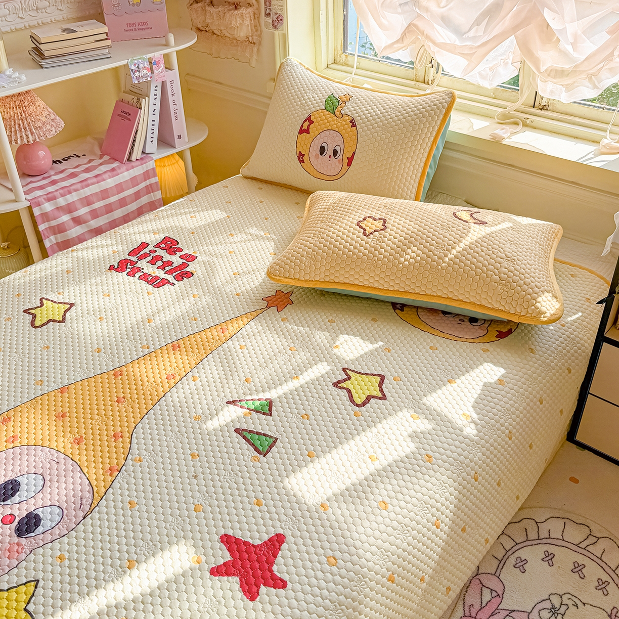 91家纺网 家纺一手货源 找家纺 丫丫家纺 2026新款金豆豆床盖A类针织棉印花大版卡通床盖三四件套 幸运星星