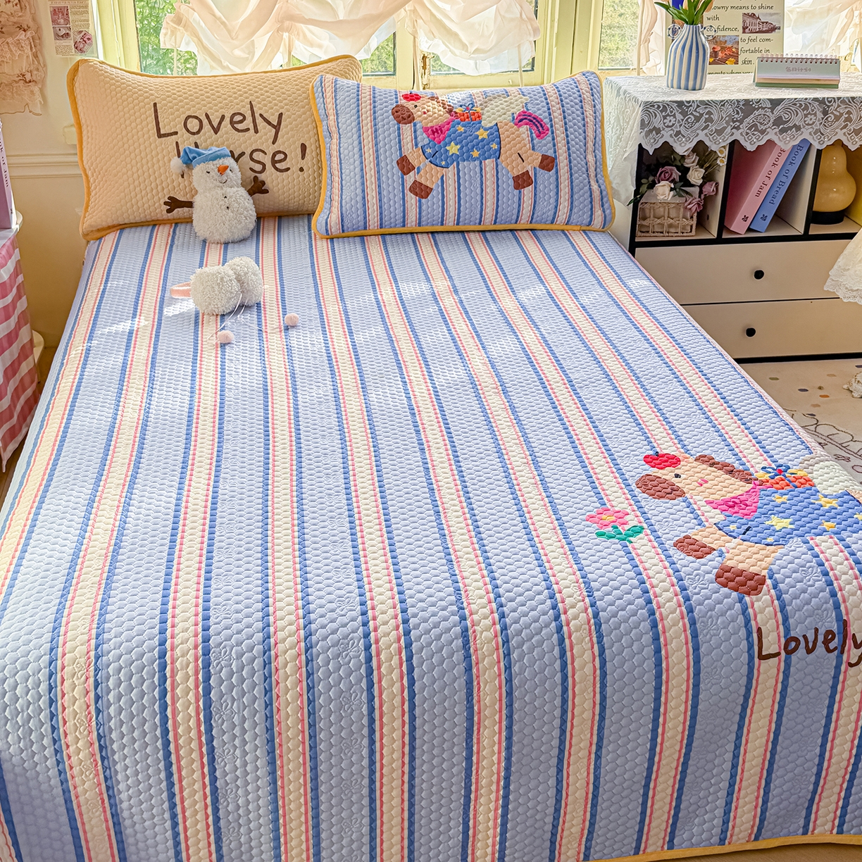 91家纺网 家纺一手货源 找家纺 丫丫家纺 2026新款金豆豆床盖A类针织棉印花大版卡通床盖三四件套 要嘛有马