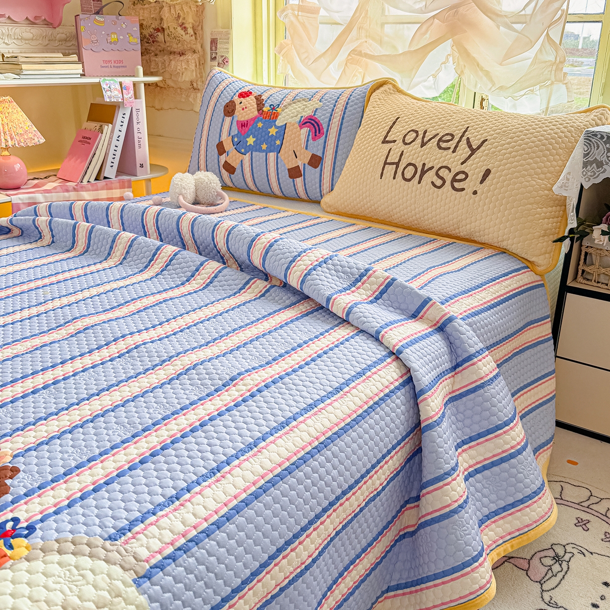 91家纺网 家纺一手货源 找家纺 丫丫家纺 2026新款金豆豆床盖A类针织棉印花大版卡通床盖三四件套 要嘛有马