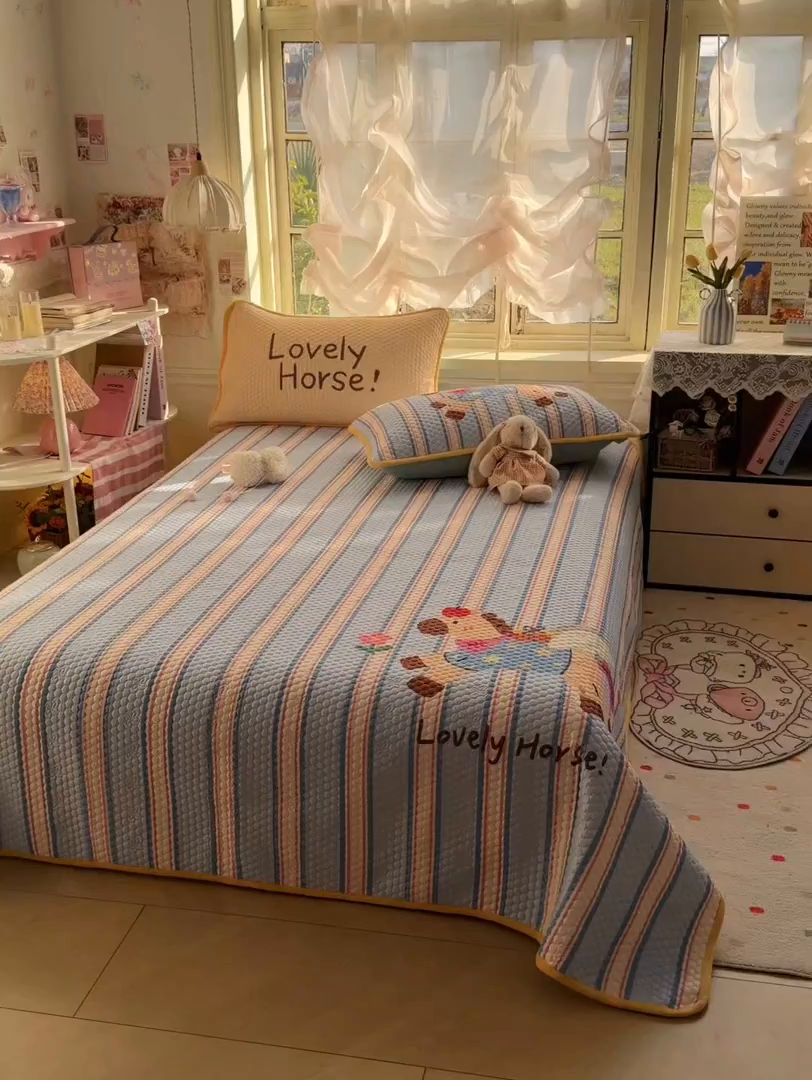 91家纺网 家纺一手货源 找家纺 丫丫家纺 2026新款金豆豆床盖A类针织棉印花大版卡通床盖三四件套 要嘛有马