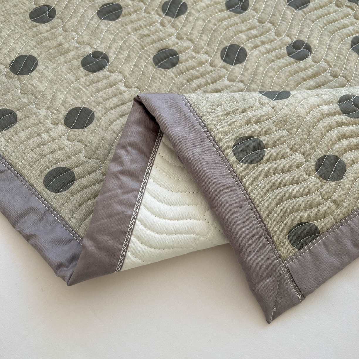 91家纺网 家纺一手货源 找家纺 梦精灵家纺 2026新款纯棉床盖单件全棉绗缝夹棉床单 四季通用榻榻米防滑学生宿舍单人被套枕套 灰调波点