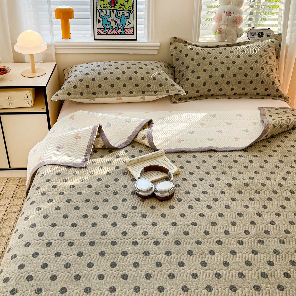 91家纺网 家纺一手货源 找家纺 梦精灵家纺 2026新款纯棉床盖单件全棉绗缝夹棉床单 四季通用榻榻米防滑学生宿舍单人被套枕套 灰调波点