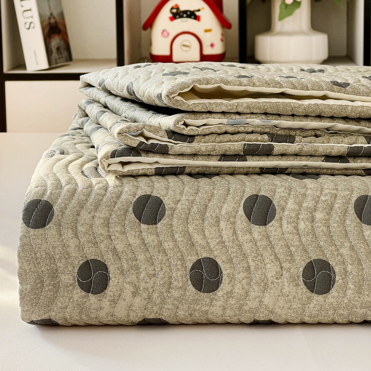 91家纺网 家纺一手货源 找家纺 梦精灵家纺 2026新款纯棉床盖单件全棉绗缝夹棉床单 四季通用榻榻米防滑学生宿舍单人被套枕套 灰调波点