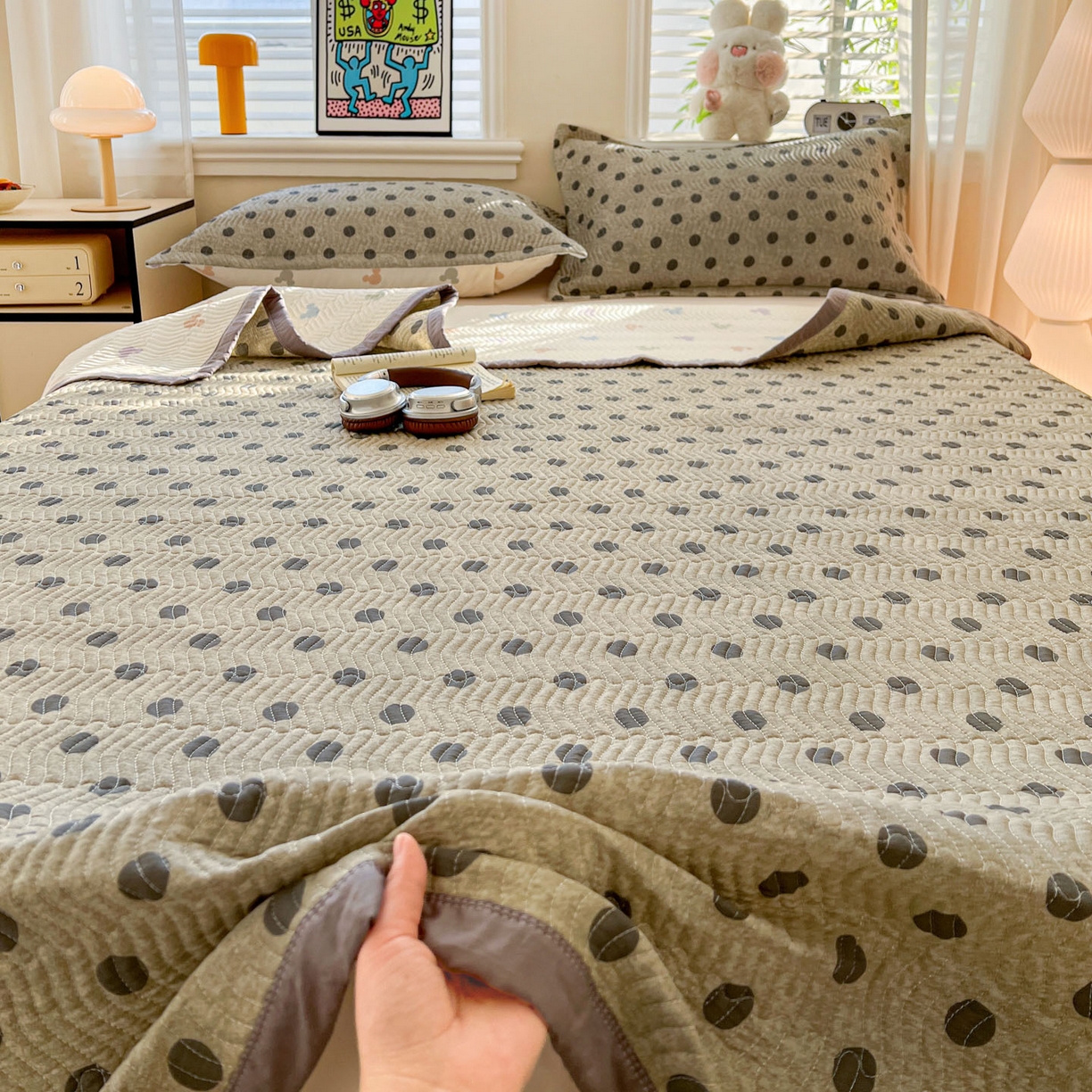 91家纺网 家纺一手货源 找家纺 梦精灵家纺 2026新款纯棉床盖单件全棉绗缝夹棉床单 四季通用榻榻米防滑学生宿舍单人被套枕套 灰调波点