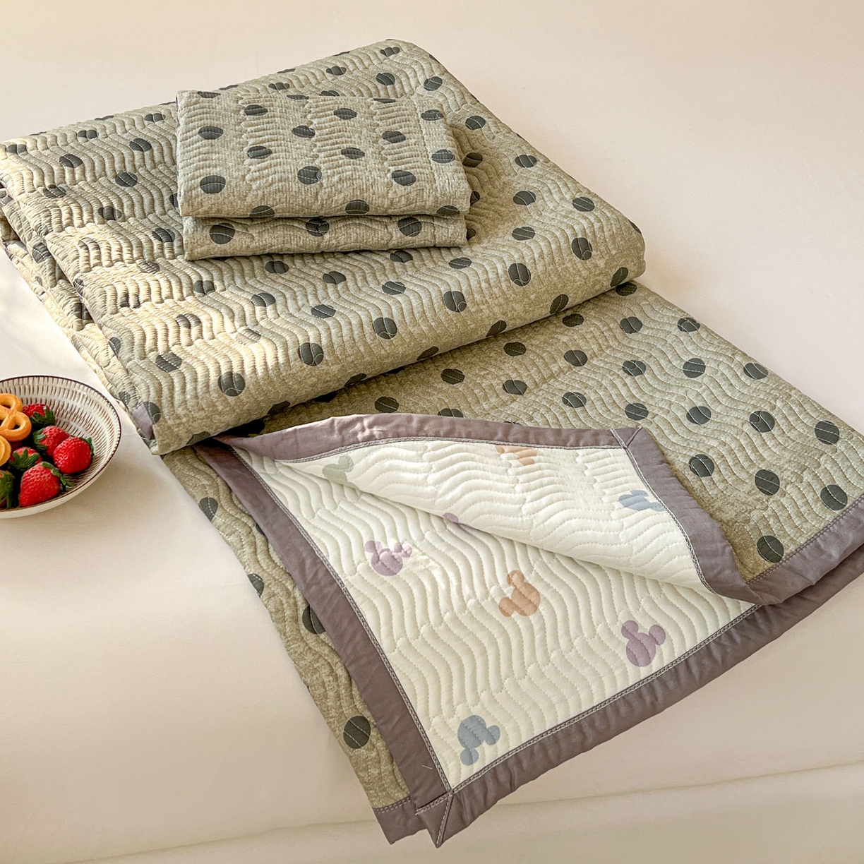 91家纺网 家纺一手货源 找家纺 梦精灵家纺 2026新款纯棉床盖单件全棉绗缝夹棉床单 四季通用榻榻米防滑学生宿舍单人被套枕套 灰调波点