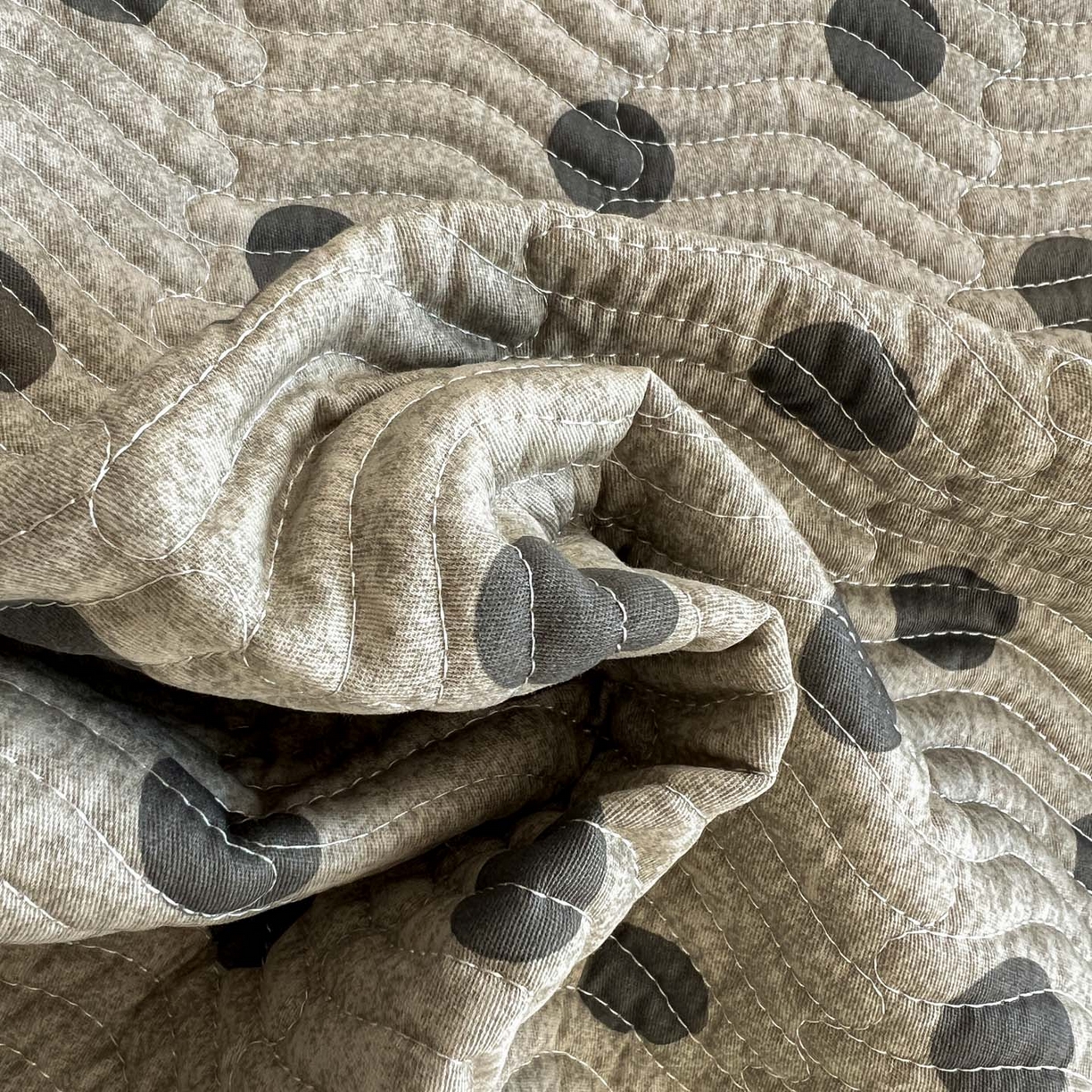 91家纺网 家纺一手货源 找家纺 梦精灵家纺 2026新款纯棉床盖单件全棉绗缝夹棉床单 四季通用榻榻米防滑学生宿舍单人被套枕套 灰调波点