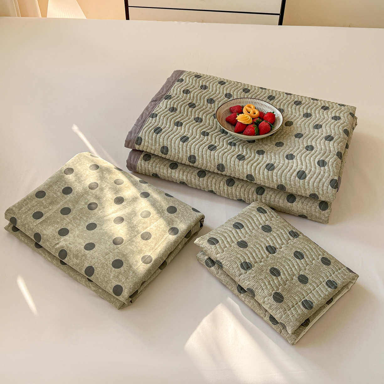 91家纺网 家纺一手货源 找家纺 梦精灵家纺 2026新款纯棉床盖单件全棉绗缝夹棉床单 四季通用榻榻米防滑学生宿舍单人被套枕套 灰调波点