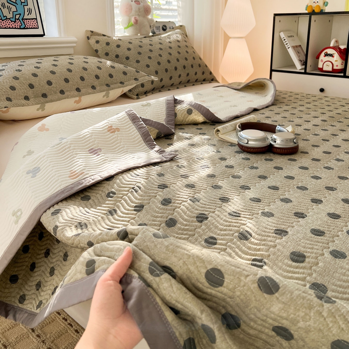 91家纺网 家纺一手货源 找家纺 梦精灵家纺 2026新款纯棉床盖单件全棉绗缝夹棉床单 四季通用榻榻米防滑学生宿舍单人被套枕套 灰调波点