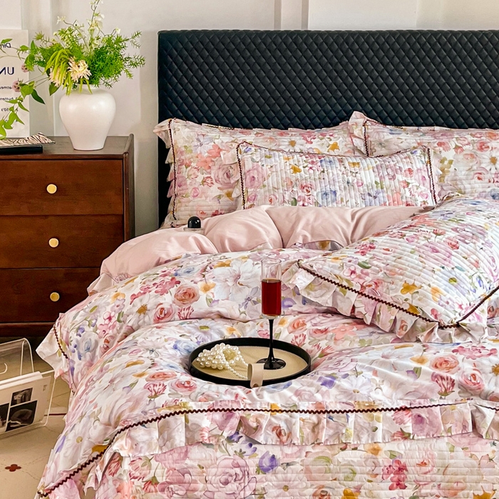 91家纺网 家纺一手货源 找家纺 胜权家纺 2026新款A类全棉法式13372数码印花夹棉床盖四件套系列 锦绣繁华粉