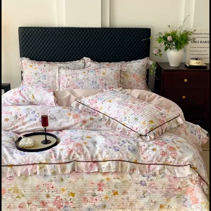91家纺网 家纺一手货源 找家纺 胜权家纺 2026新款A类全棉法式13372数码印花夹棉床盖四件套系列 锦绣繁华粉