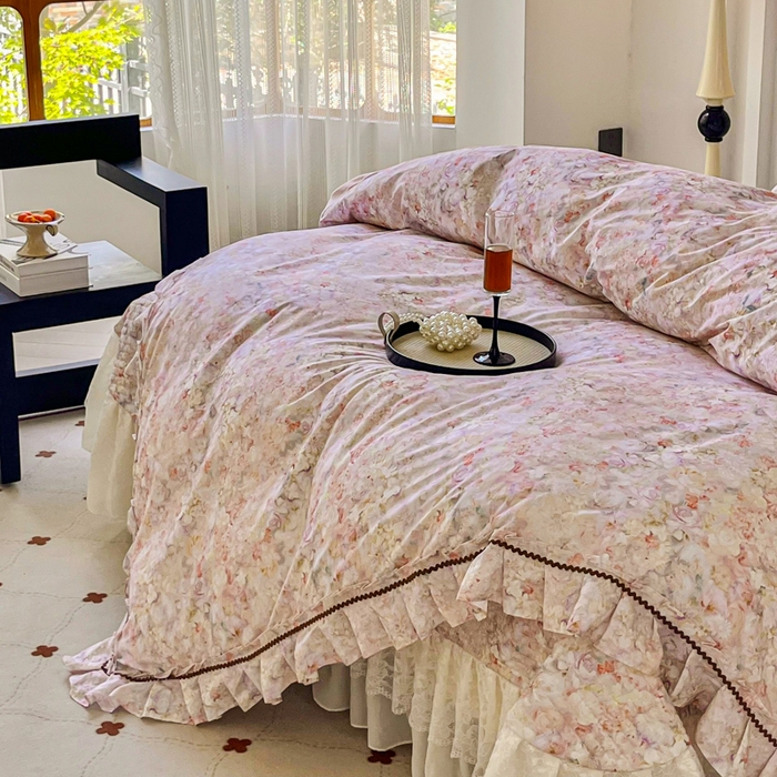 91家纺网 家纺一手货源 找家纺 胜权家纺 2026新款A类全棉法式13372数码印花夹棉床盖四件套系列 妙颜粉