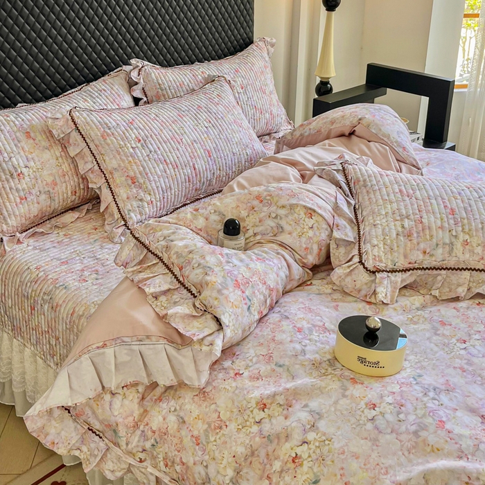 91家纺网 家纺一手货源 找家纺 胜权家纺 2026新款A类全棉法式13372数码印花夹棉床盖四件套系列 妙颜粉