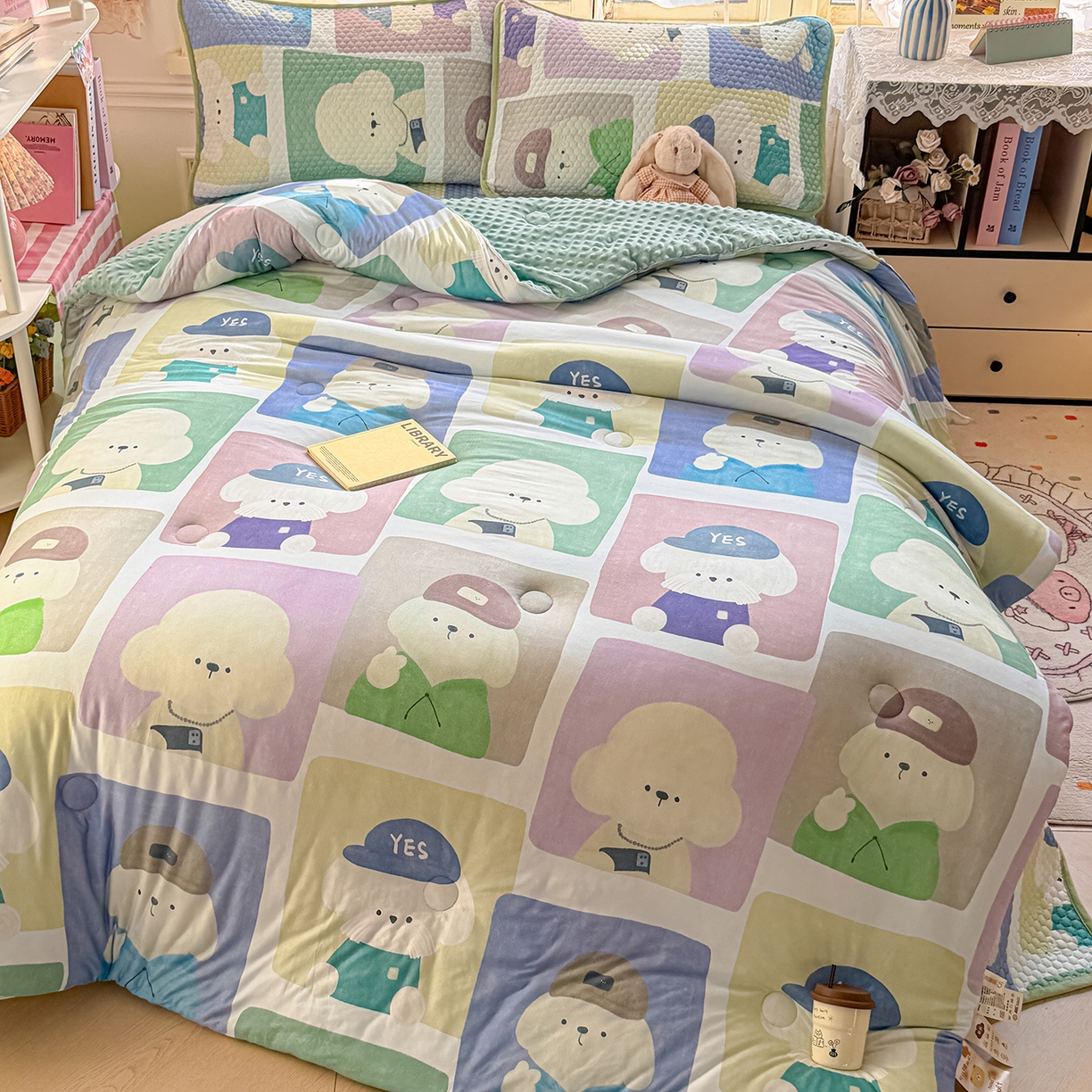 91家纺网 家纺一手货源 找家纺 丫丫家纺 2026直播热款A类针织棉豆豆被夏被春秋被空调被儿童学生大版卡通被子被芯 大头贴