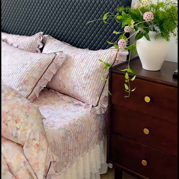 91家纺网 家纺一手货源 找家纺 胜权家纺 2026新款A类全棉法式13372数码印花夹棉床盖四件套系列 妙颜粉