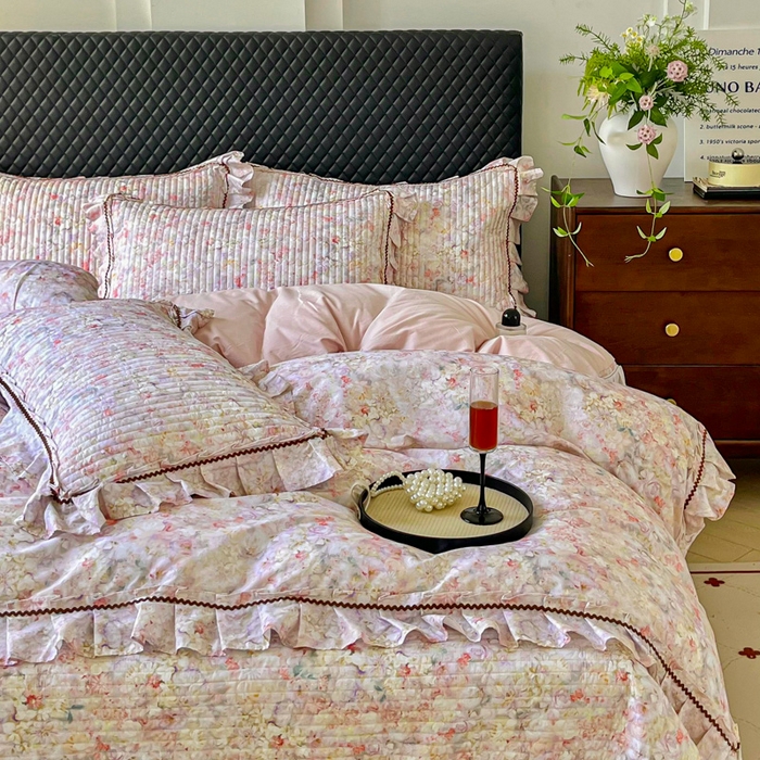 91家纺网 家纺一手货源 找家纺 胜权家纺 2026新款A类全棉法式13372数码印花夹棉床盖四件套系列 妙颜粉