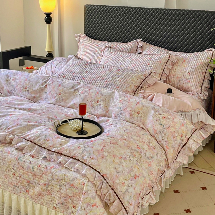 91家纺网 家纺一手货源 找家纺 胜权家纺 2026新款A类全棉法式13372数码印花夹棉床盖四件套系列 妙颜粉