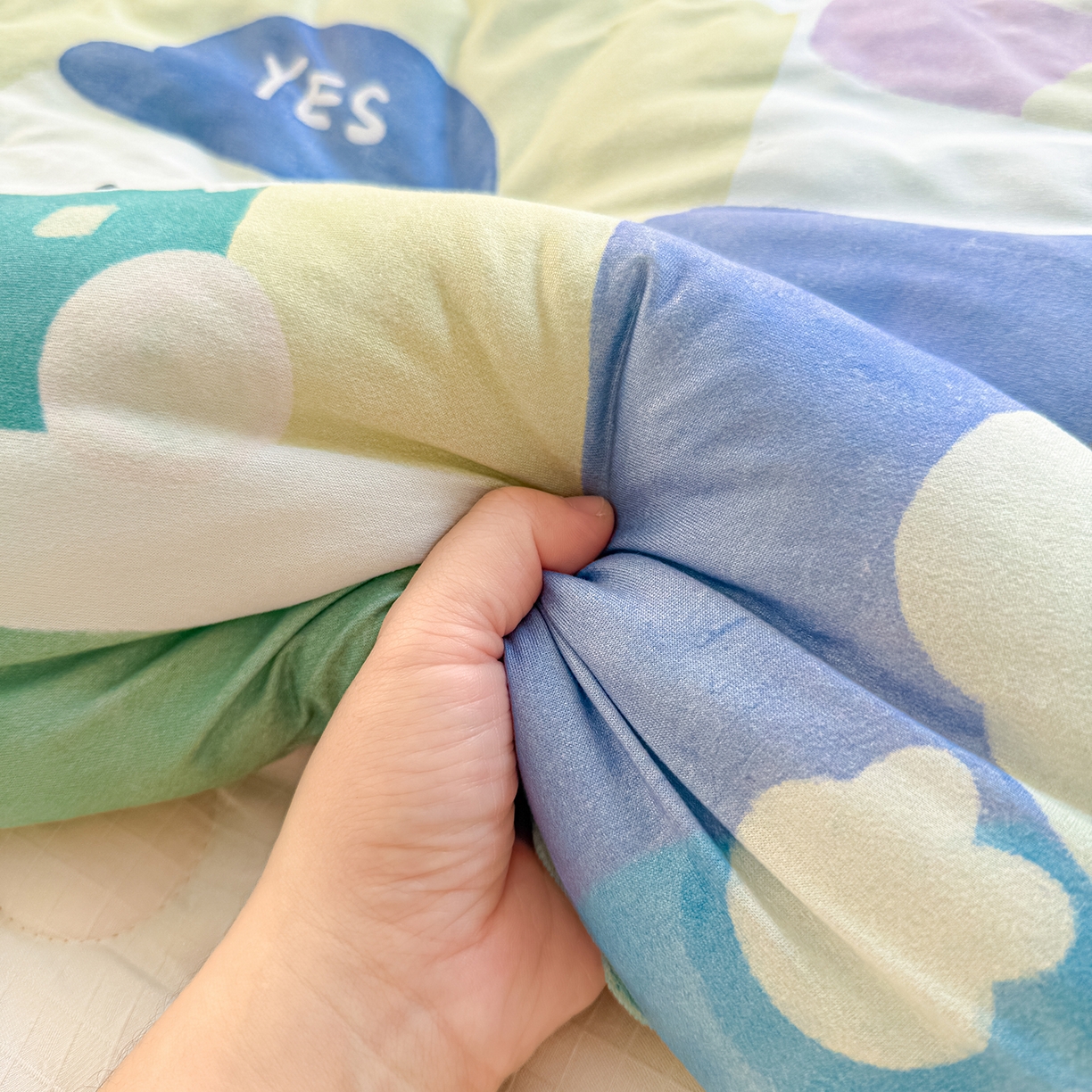 91家纺网 家纺一手货源 找家纺 丫丫家纺 2026直播热款A类针织棉豆豆被夏被春秋被空调被儿童学生大版卡通被子被芯 大头贴