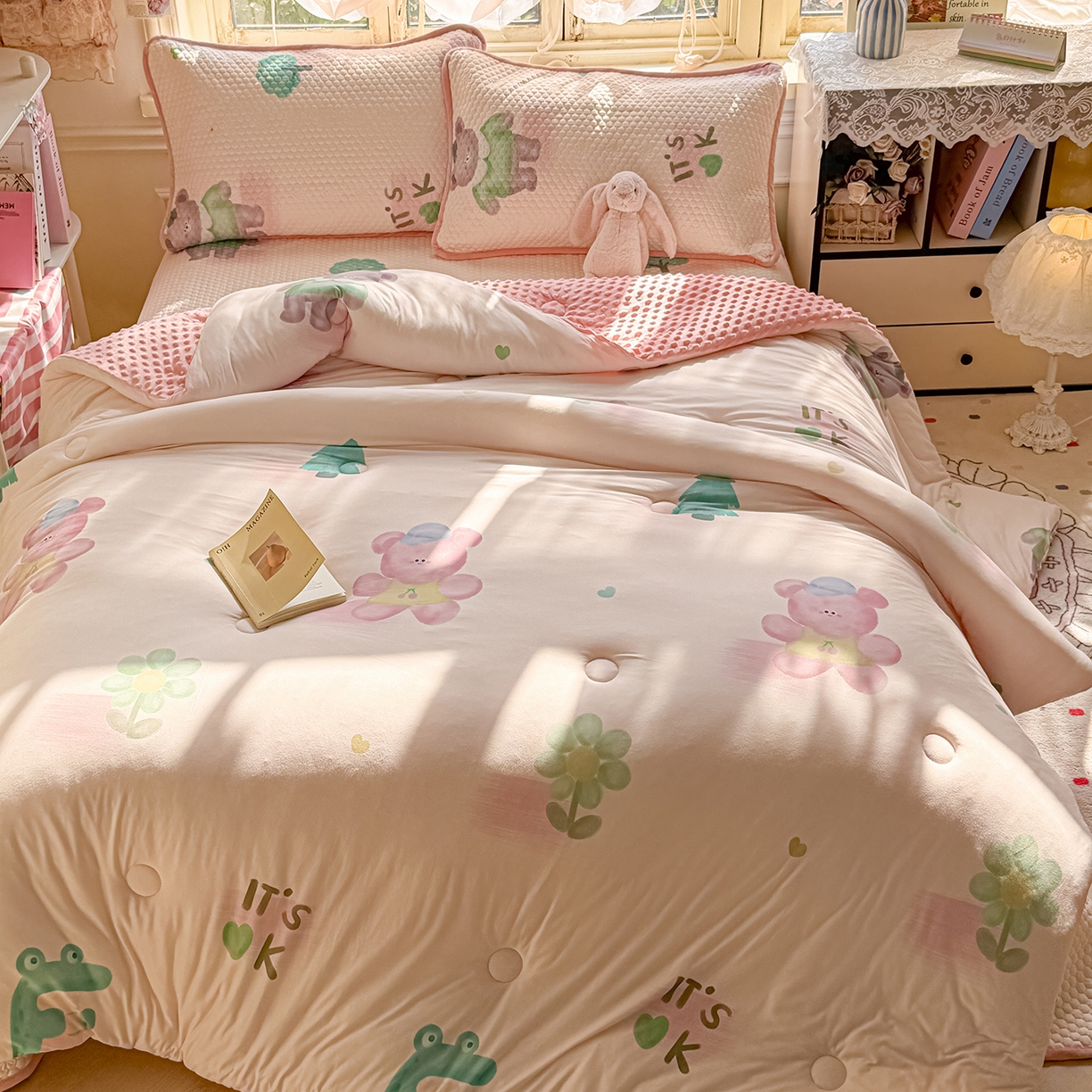 91家纺网 家纺一手货源 找家纺 丫丫家纺 2026直播热款A类针织棉豆豆被夏被春秋被空调被儿童学生大版卡通被子被芯 粉熊和小鳄