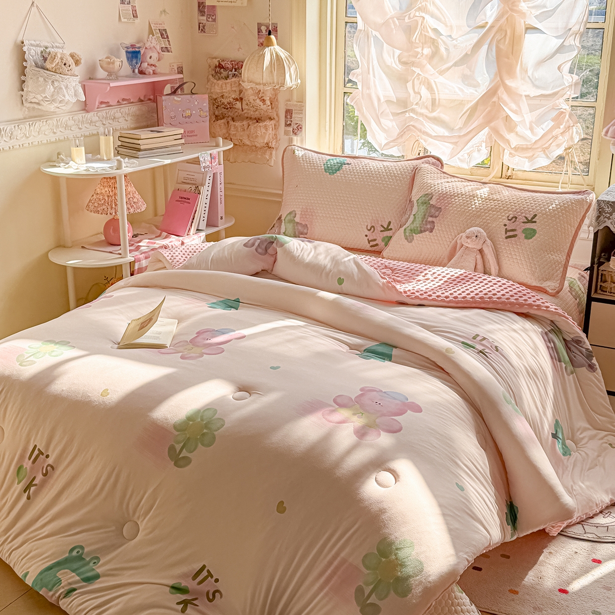 91家纺网 家纺一手货源 找家纺 丫丫家纺 2026直播热款A类针织棉豆豆被夏被春秋被空调被儿童学生大版卡通被子被芯 粉熊和小鳄