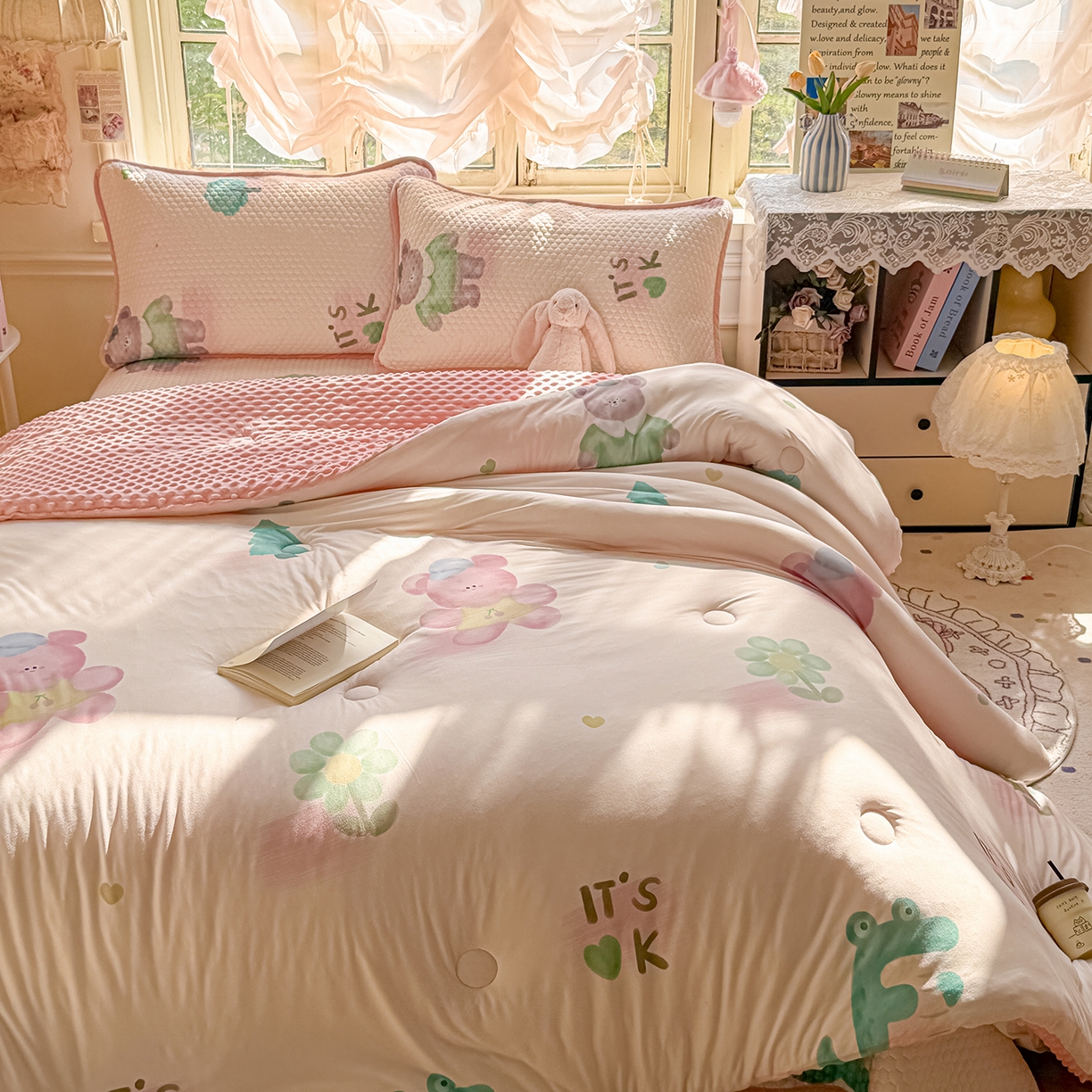 91家纺网 家纺一手货源 找家纺 丫丫家纺 2026直播热款A类针织棉豆豆被夏被春秋被空调被儿童学生大版卡通被子被芯 粉熊和小鳄