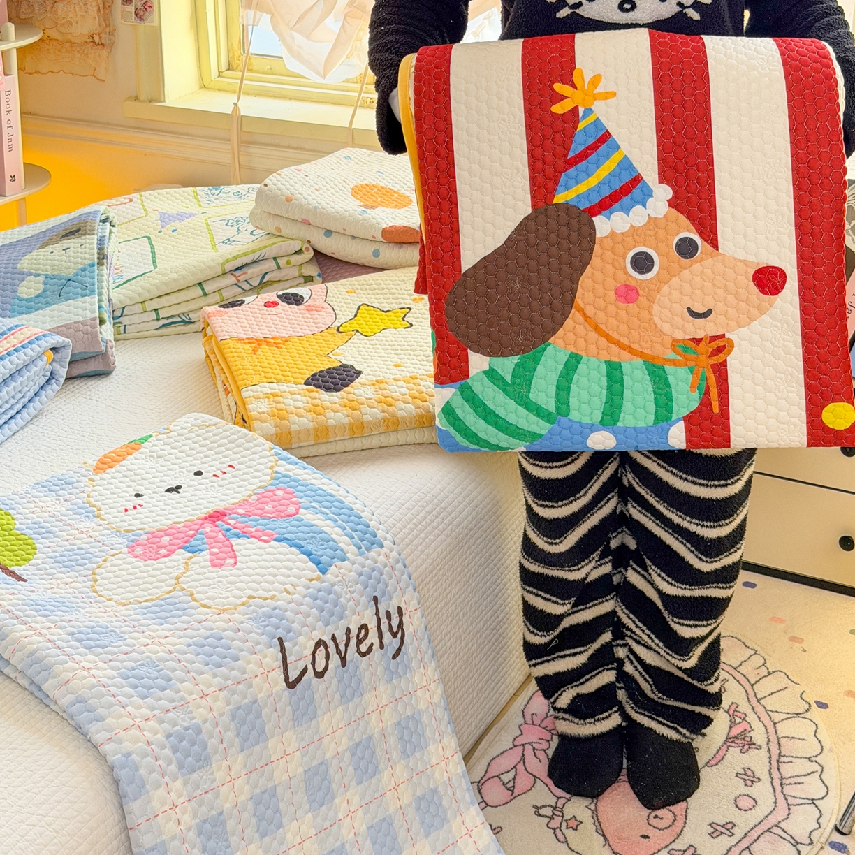 91家纺网 家纺一手货源 找家纺 丫丫家纺 2026直播热款A类针织棉豆豆被夏被春秋被空调被儿童学生大版卡通被子被芯 叠拍组合图