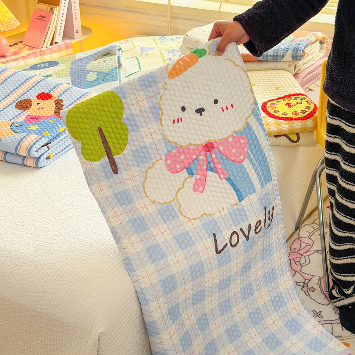 91家纺网 家纺一手货源 找家纺 丫丫家纺 2026直播热款A类针织棉豆豆被夏被春秋被空调被儿童学生大版卡通被子被芯 叠拍组合图