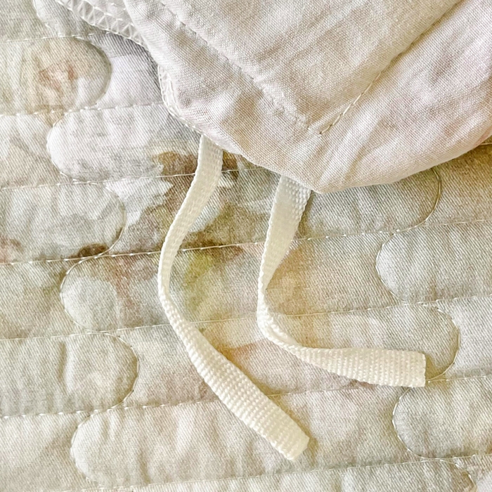 91家纺网 家纺一手货源 找家纺 胜权家纺 2026新款A类全棉法式13372数码印花夹棉床盖单品系列 花非花绿