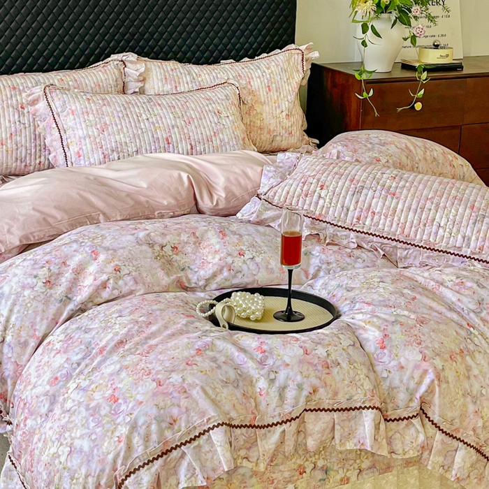 91家纺网 家纺一手货源 找家纺 胜权家纺 2026新款A类全棉法式13372数码印花夹棉床盖单品系列 妙颜粉