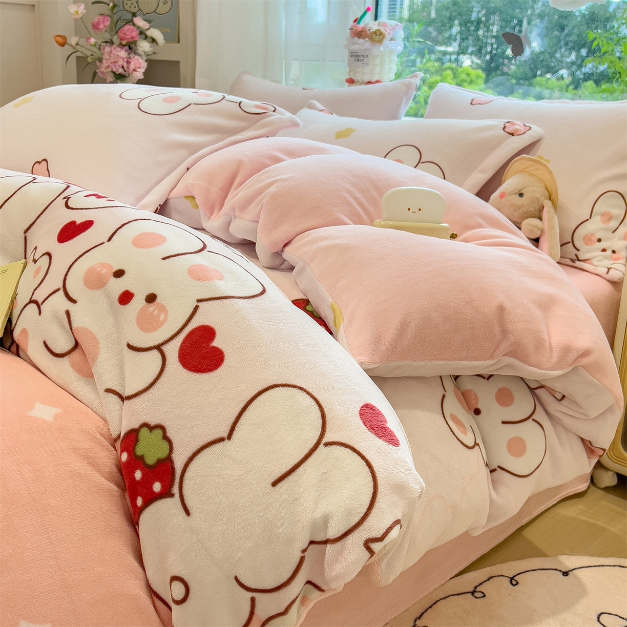 91家纺网 家纺一手货源 找家纺 布凡家居 2026新款190g高克重牛奶绒印花四件套 草莓兔