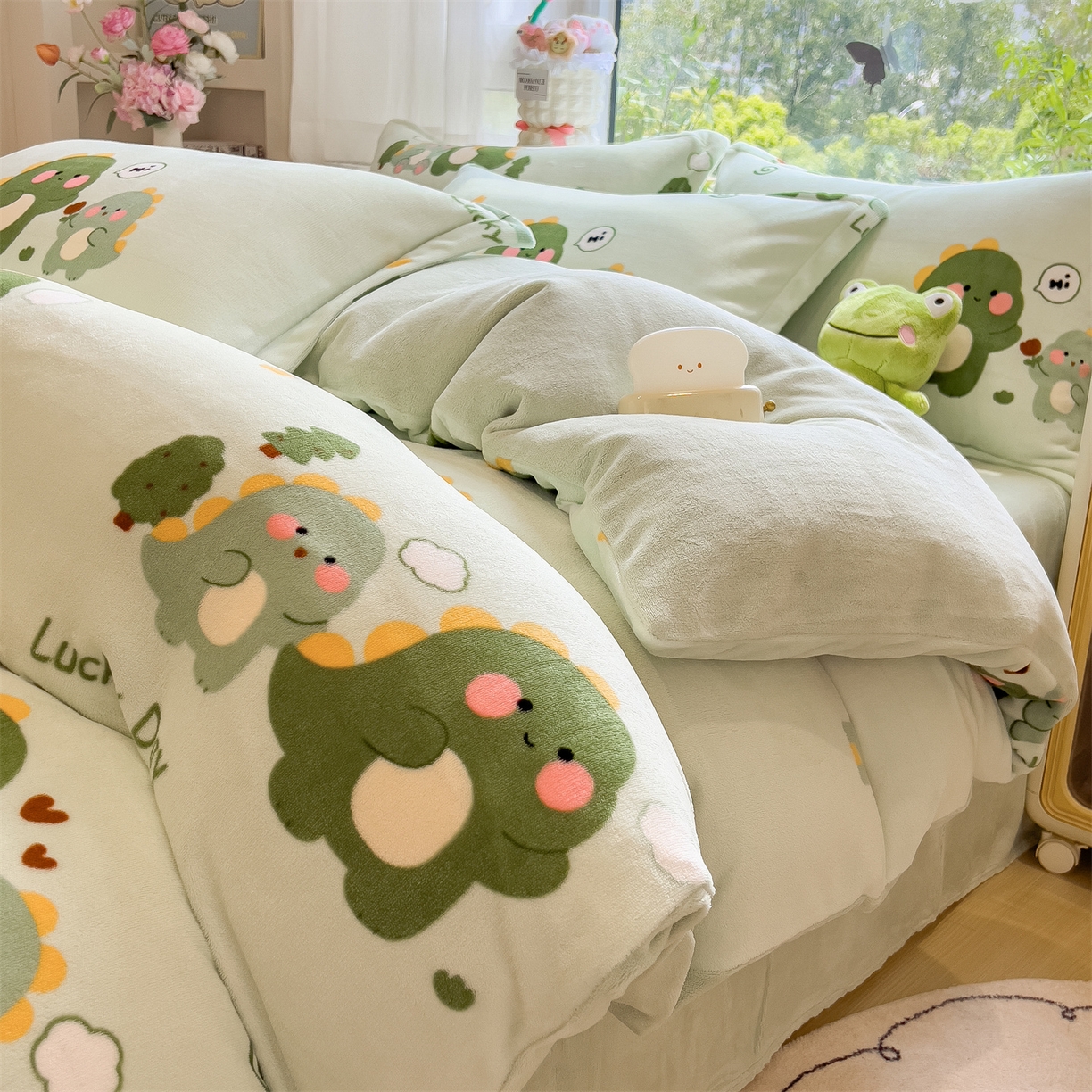 91家纺网 家纺一手货源 找家纺 布凡家居 2026新款190g高克重牛奶绒印花四件套 幸运小恐龙