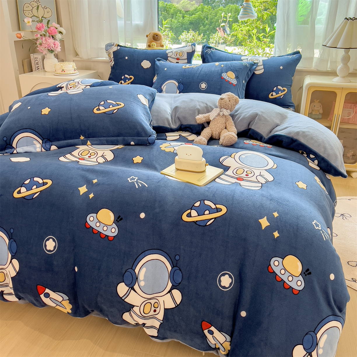 91家纺网 家纺一手货源 找家纺 布凡家居 2026新款190g高克重牛奶绒印花四件套 宇航员