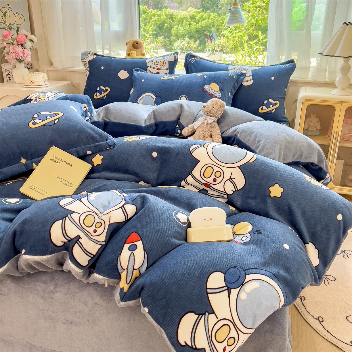 91家纺网 家纺一手货源 找家纺 布凡家居 2026新款190g高克重牛奶绒印花四件套 宇航员