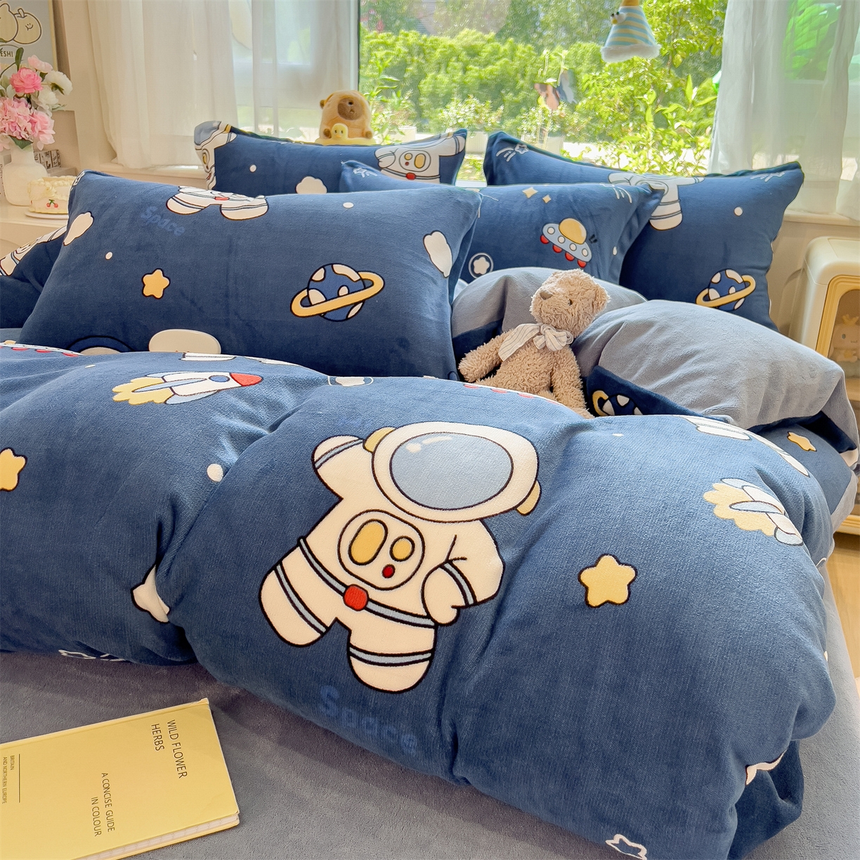 91家纺网 家纺一手货源 找家纺 布凡家居 2026新款190g高克重牛奶绒印花四件套 宇航员