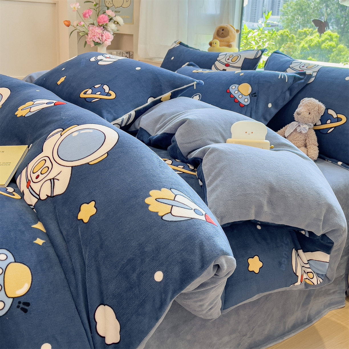 91家纺网 家纺一手货源 找家纺 布凡家居 2026新款190g高克重牛奶绒印花四件套 宇航员